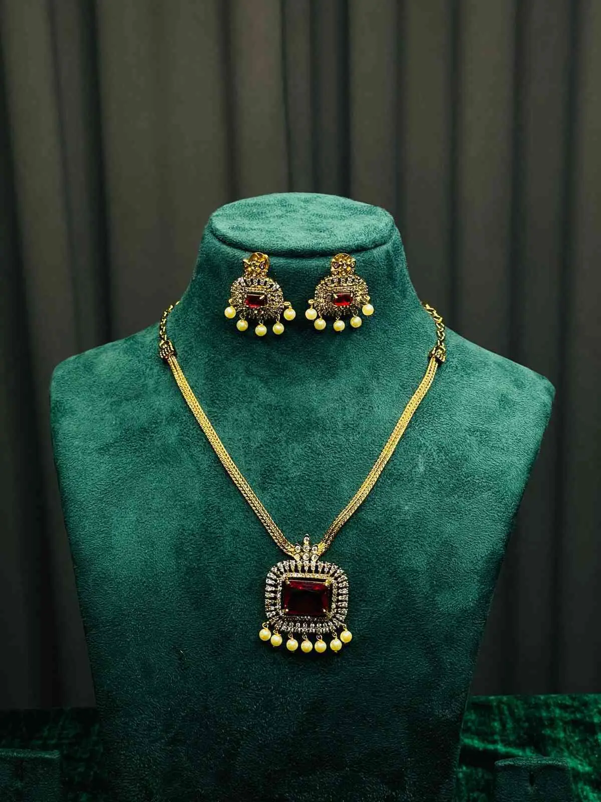 SASC120  AD RED STONE CHOKER