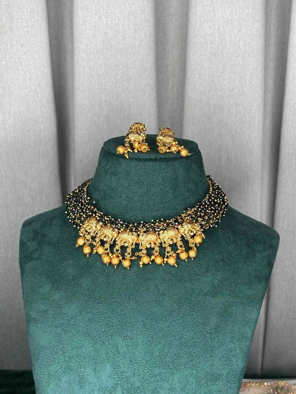 SACK930 ART MATE GOLD ELEPHANTS AND GREEN GUNGHROO SHORT NECKLACE WITH EARRINGS