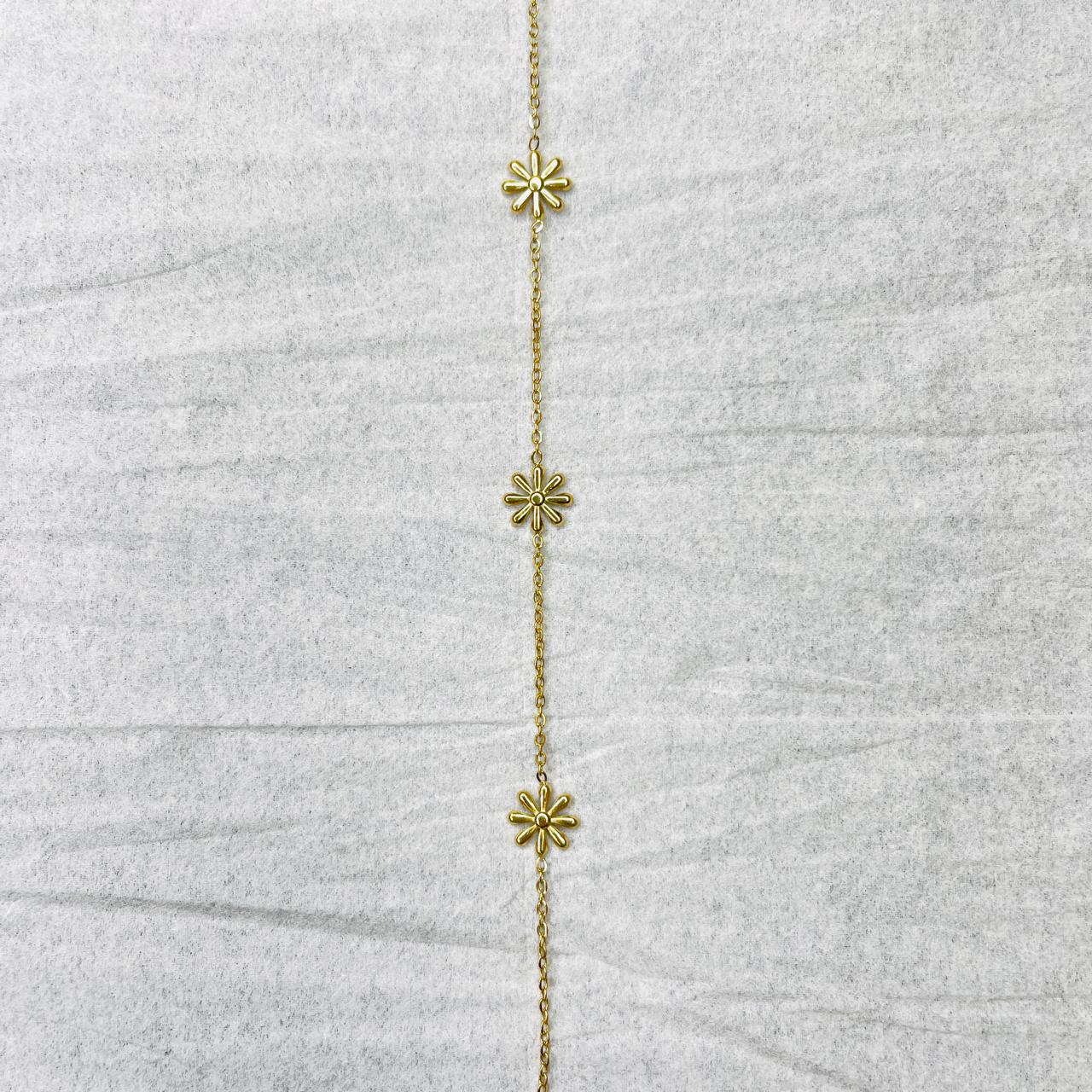 SAAT861  gold-toned chain bracelet with daisy flower