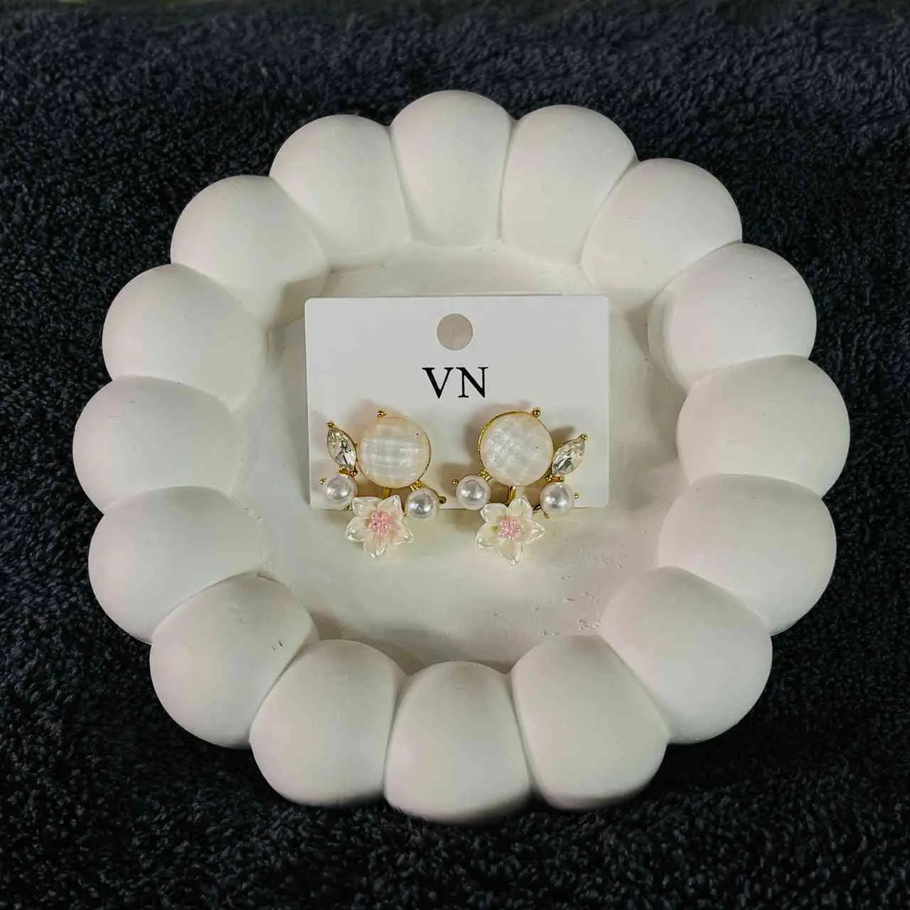 SAER507 KOREAN FLORAL STUD WHITE