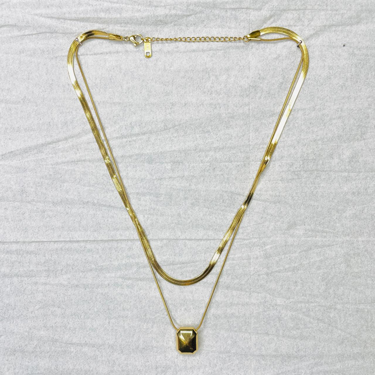 SAAT914 SNAKE CHAIN NECKLACE WITH A HA﻿MMERED GEOMETRIC PENDANT