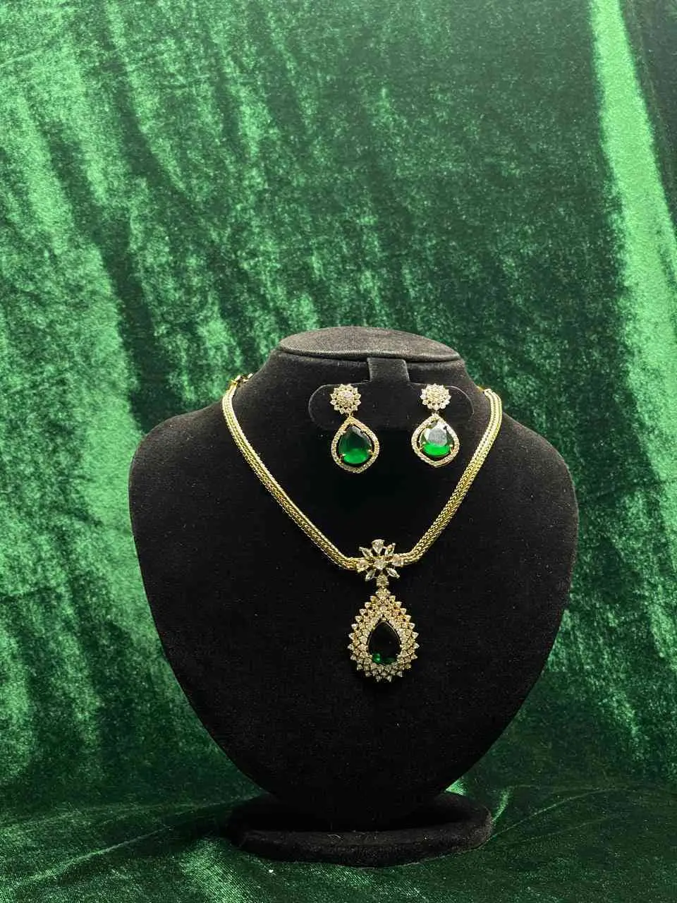 SASC118 LARGE GREEN STONE CHOKER