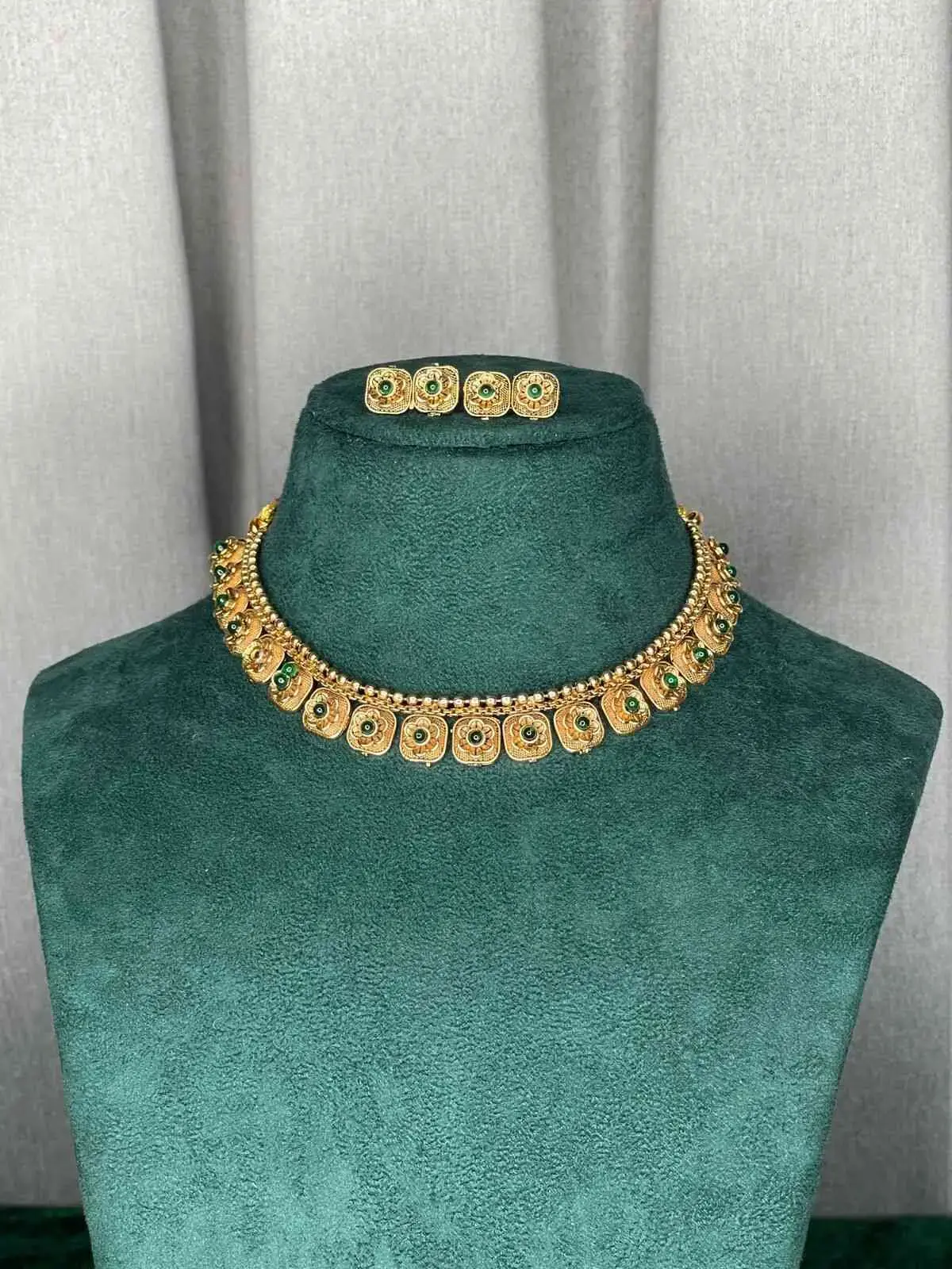 SACK914 G/2 ANTIQUE FLORAL DESIGN GREEN STONE NECKLACE