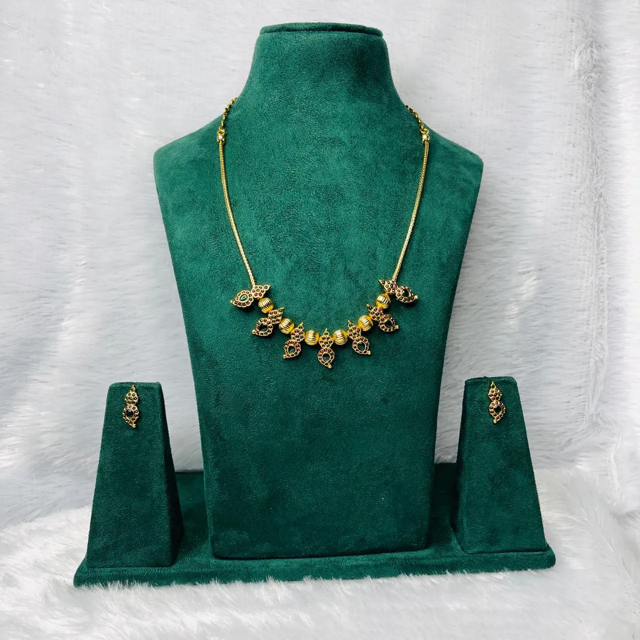 SACK 943 GREEN AND RED STONE MANGO LEAF NECKLACE