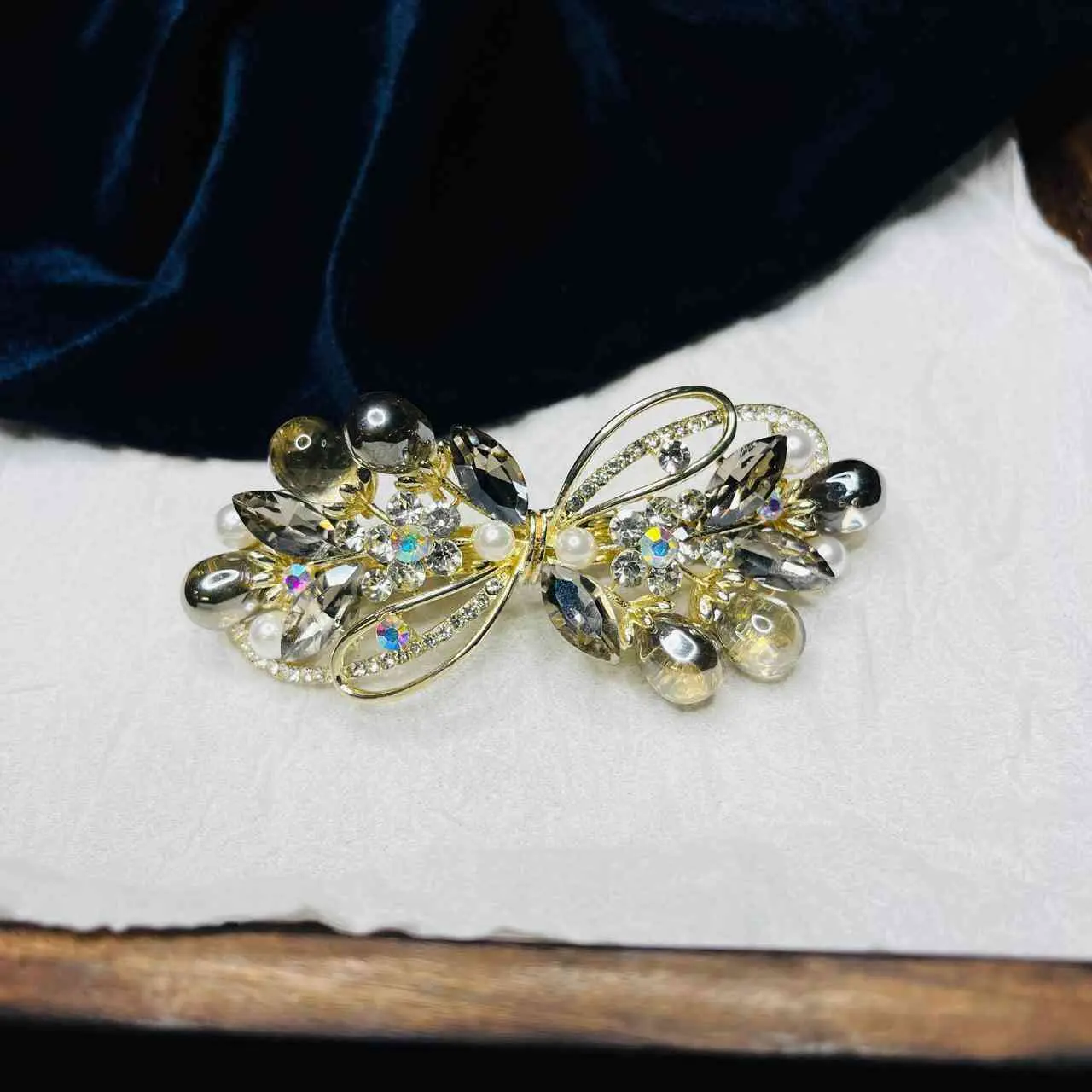 SAHC217 GLASS STONE AND PEARLS