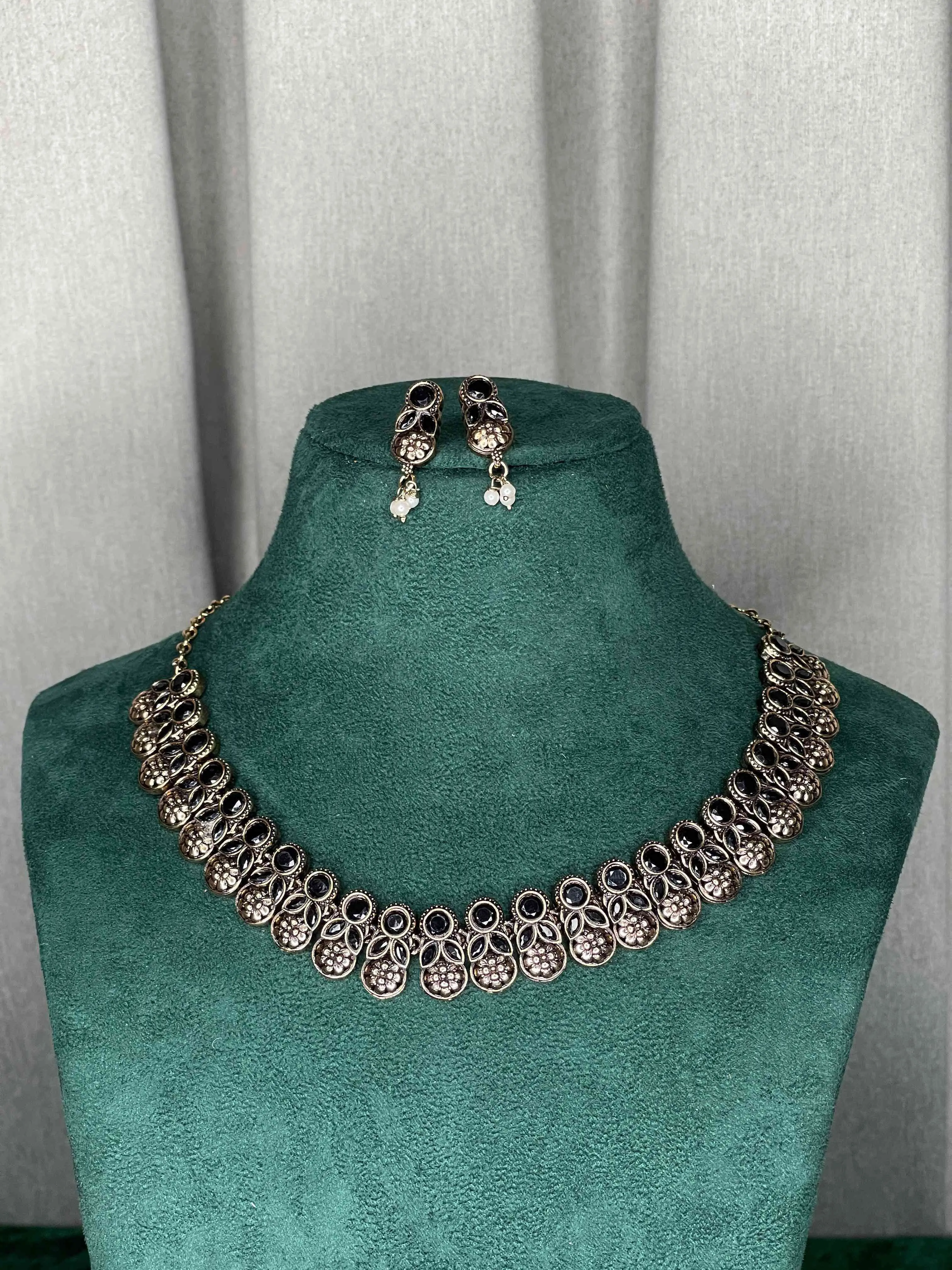 SACK920 OXIDISED BLACK STONE NECKLACE WITH EARRINGS