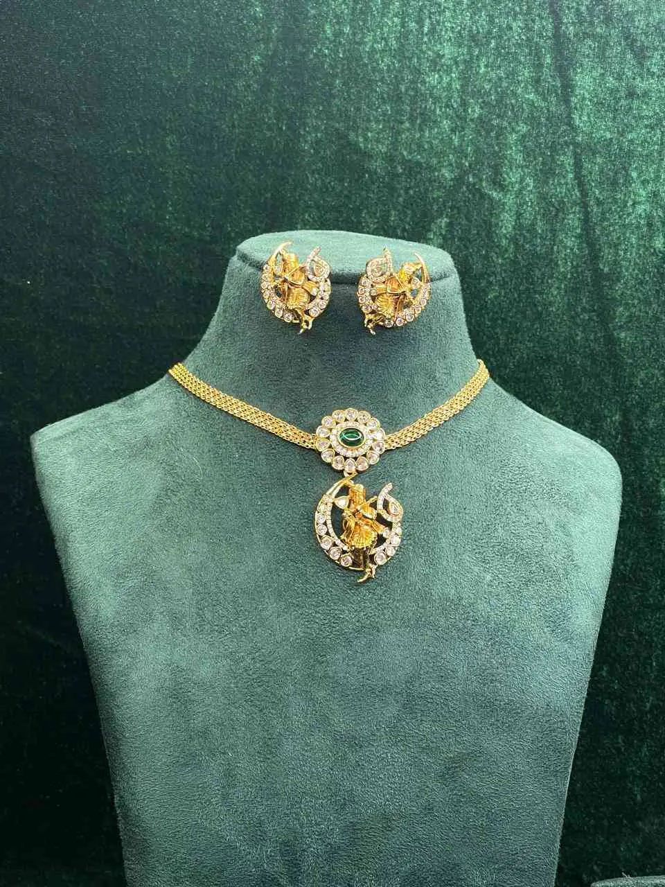 SASC129 GREEN STONE CHOKER KIRSHNA PENDANT WITH EARRINGS