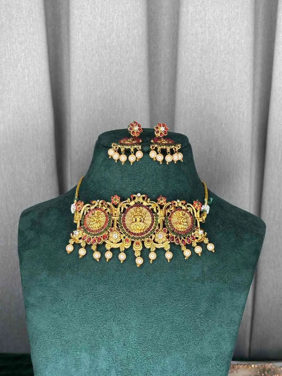 SACK932 ANTIQUE LEKSHMI MULTI STONE CHOKER WITH EARRINGS