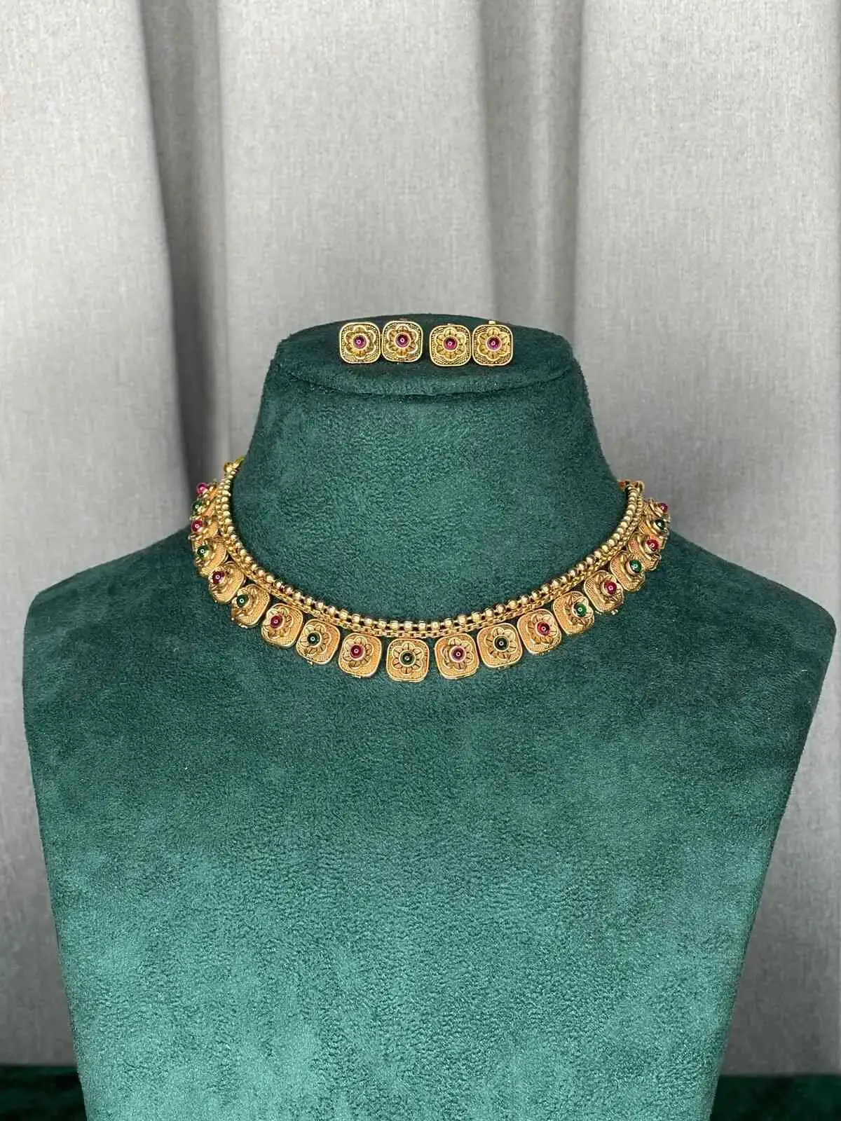 SACK 914/1 ANTIQUE FLORAL DESIGN WITH MULTI STONE NECKLACE