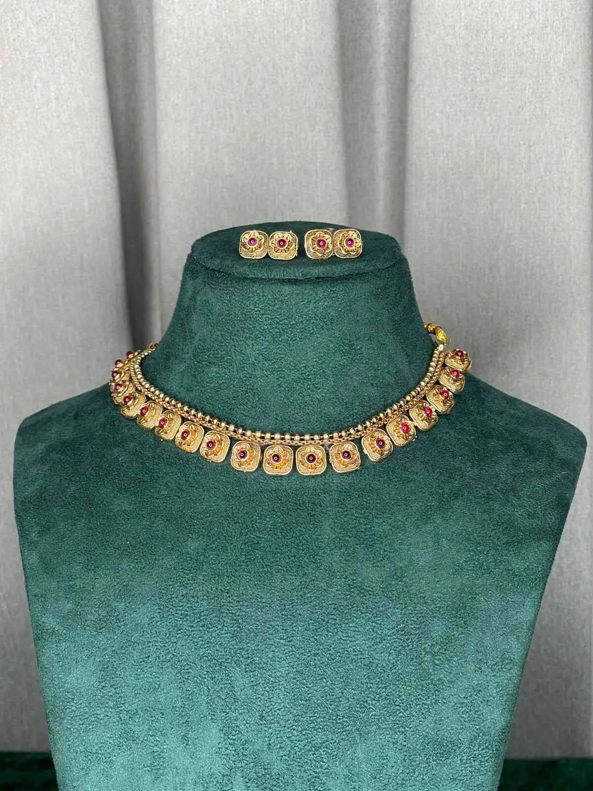 SACK914 R/1 ANTIQUE FLORAL DESIGN RED STONE NECKLACE