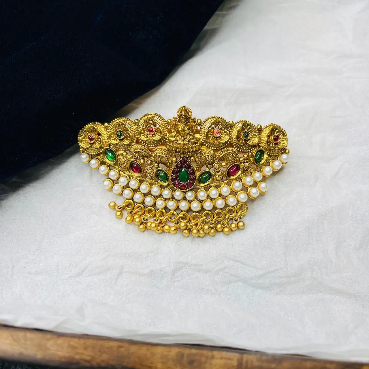 SAHC205 ANTIQUE GOLD LEKSHMI AND KEMP STONE WITH PEARLS HANGING HAIRCLIP